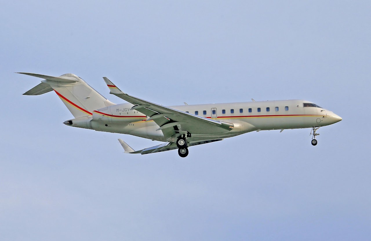 Global 6000 on approach