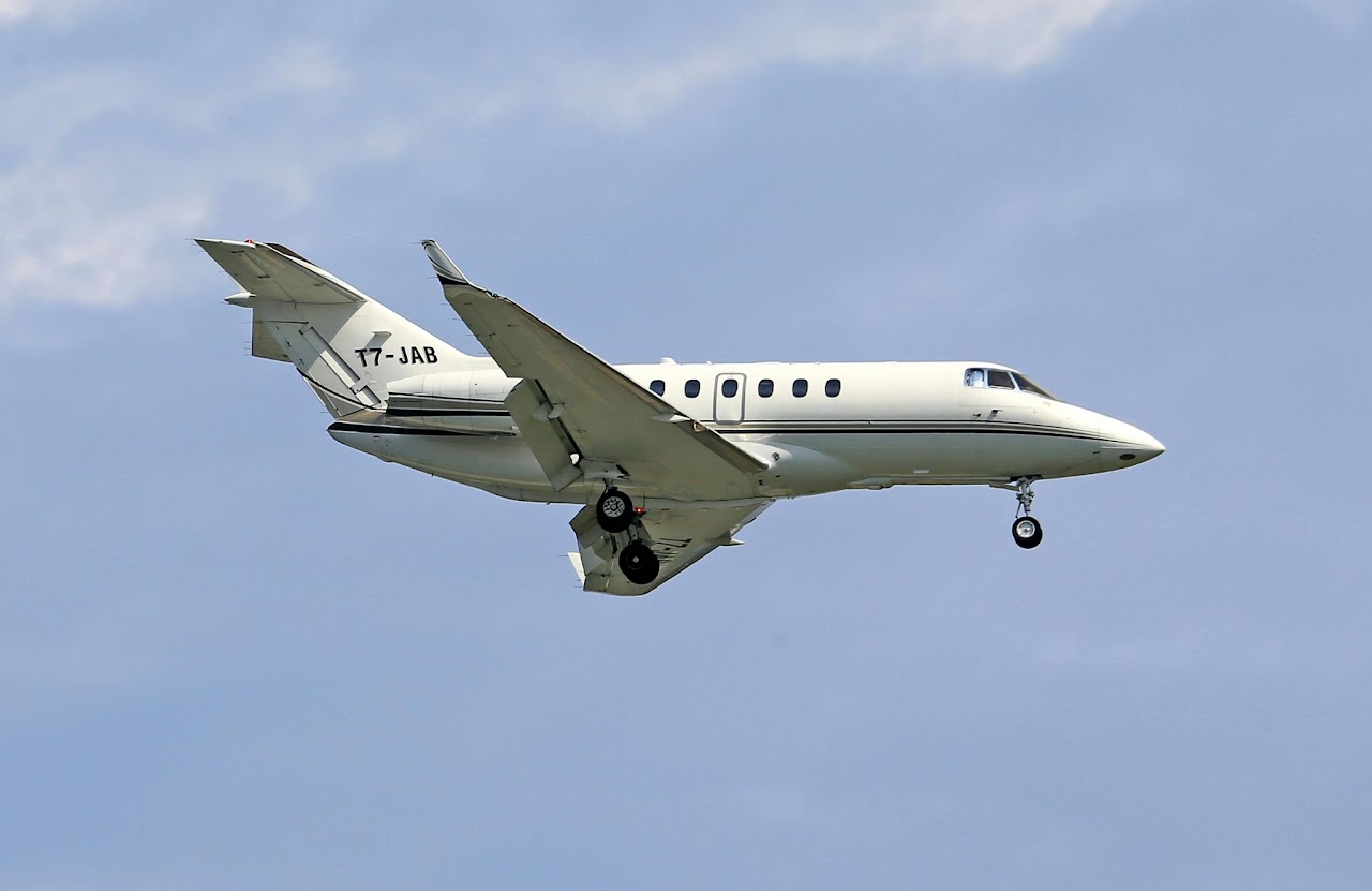Hawker 800XP on approach